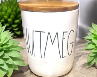 Recipiente para vino Rae Dunn Nutmeg Cellar con tapa de madera (2018)