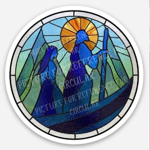 Puede incluir: Dise&ntilde;o circular de vidriera que representa figuras en un barco, con un sol radiante en el fondo. La obra de arte utiliza tonos de azul, verde y dorado, con el texto "PICTURE FOR REFERENCE CIRCULAR" en el borde.
