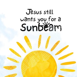 Pode incluir: Ilustração em aquarela de um sol amarelo brilhante com raios. O sol tem um design branco texturizado. O texto diz "Jesus still wants you for a Sunbeam" em preto, fonte manuscrita sobre um fundo de céu azul claro.
