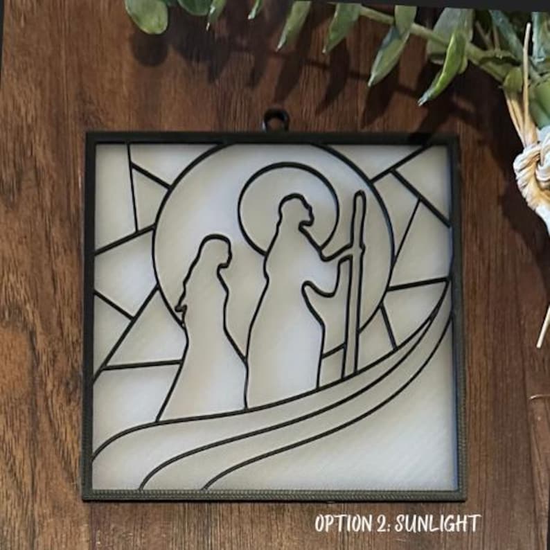 Puede incluir: Vidriera enmarcada en negro que representa una escena religiosa con dos figuras y un halo. El dise&ntilde;o est&aacute; delineado en negro sobre un fondo blanco, con el texto "OPTION 2: SUNLIGHT" en la parte inferior.