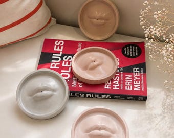 Porta incienso de hormigón fundido a mano con forma de labio • Atrapacenizas minimalista moderno