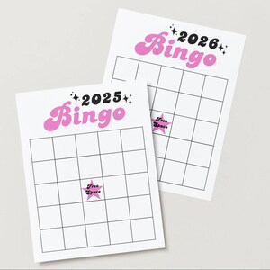 Może przedstawiać: Dwie białe karty do gry w Bingo z różowym tekstem i wzorami siatki. Na górnej karcie widnieje napis "2026 Bingo", a na dolnej "2025 Bingo". Każda karta ma grafikę gwiazdy "Free Space". Karty znajdują się na jasnoszarym tle.