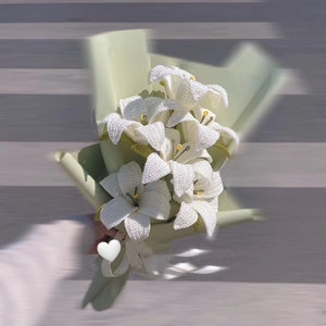Handgemachter Häkelblumenstrauß mit weißer Lilie - aus glänzendem Spitzenfaden - Vatertagsgeschenk, Einzigartiges Geschenk für Sie, Häkelblumenstrauß