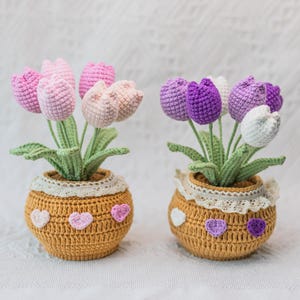 かぎ針編みの鉢植えの花、かぎ針編みのチューリップ、かぎ針編みの花、バラ、デイジーの鉢植え、母の日ギフト、誕生日ギフト、編み物の花、彼女へのギフト、お母さん