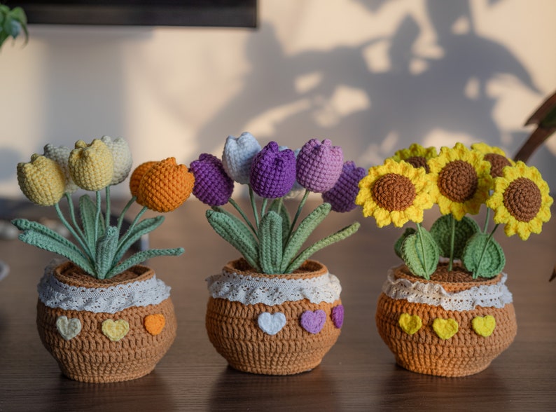 Fiore all'uncinetto nel vaso, decorazione per la casa, decorazione floreale all'uncinetto, decorazione floreale all'uncinetto, tulipano. Girasole. Vaso per margherite, regali per la festa della mamma Orange Tulips