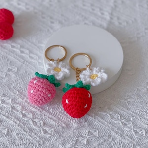 Llavero de fresa de crochet, llavero de flor de cerezo de crochet, colgante de crochet hecho a mano, accesorio floral para bolso de mujer, regalo para amigas.