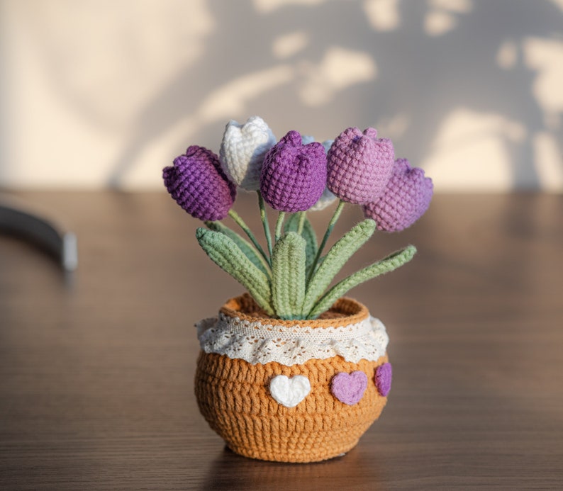 Fiore all'uncinetto nel vaso, decorazione per la casa, decorazione floreale all'uncinetto, decorazione floreale all'uncinetto, tulipano. Girasole. Vaso per margherite, regali per la festa della mamma Purple Tulips