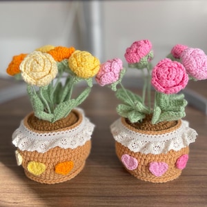 かぎ針編みの鉢植えの花、かぎ針編みのバラの鉢、新築祝いのギフト、デスクデコレーション、手作りのバラ、彼女へのギフト、かぎ針編みの植物、かぎ針編みのバラの花