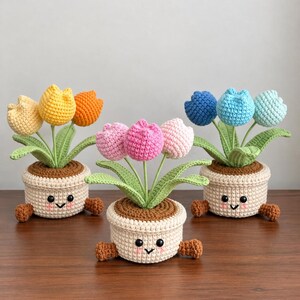 Maceta de tulipanes de ganchillo, flores de ganchillo hechas a mano, bonita decoración de escritorio, planta de tulipán colorida, regalo para ella, regalo de cumpleaños, decoración del hogar