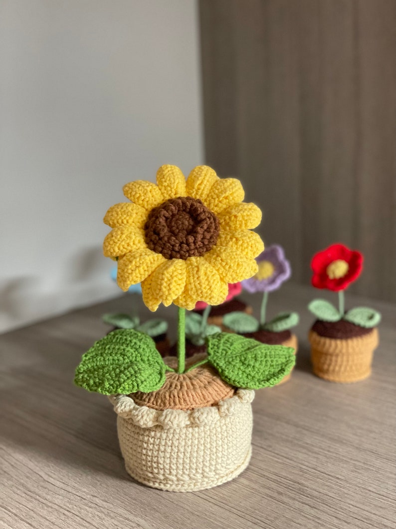 Fiore all'uncinetto nel vaso, decorazione per la casa, decorazione floreale all'uncinetto, decorazione floreale all'uncinetto, tulipano. Girasole. Vaso per margherite, regali per la festa della mamma Large Sunflower