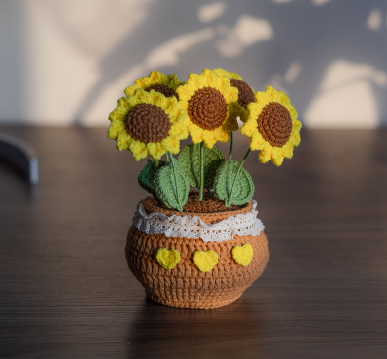 Fiore all'uncinetto nel vaso, decorazione per la casa, decorazione floreale all'uncinetto, decorazione floreale all'uncinetto, tulipano. Girasole. Vaso per margherite, regali per la festa della mamma Sunflower