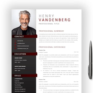 Puede incluir: Una plantilla de currículum en blanco y negro con una foto profesional de un hombre. El currículum incluye secciones para información de contacto, educación, habilidades, experiencia profesional y resumen profesional. El currículum está formateado con un esquema de color rojo y gris.