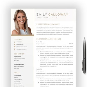 Puede incluir: Una plantilla de currículum vitae profesional con una foto de retrato, información de contacto, educación, habilidades y secciones de experiencia profesional. Un bolígrafo está colocado en el lado derecho del currículum. El currículum es de color beige claro.