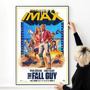 Peut inclure: Affiche de film pour le film "The Fall Guy" avec Ryan Gosling et Emily Blunt. L'affiche présente une scène colorée et pleine d'action avec les acteurs sur un plateau de tournage. Le texte "EXPERIENCE IT IN IMAX" est en haut de l'affiche. Le texte "FALL HARD ONLY IN THEATERS MAY 3" est en bas de l'affiche.