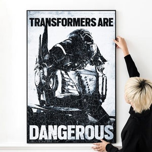 Pode incluir: Um pôster preto e branco com um visual desgastado que apresenta uma cabeça de robô com o texto "Transformers Are Dangerous".