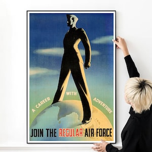 Op de afbeelding: Een vintage poster met een silhouet van een persoon in militair uniform die op een globe staat. De poster luidt "A Career With Adventure Join The Regular Air Force".