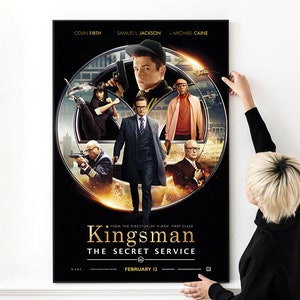 Könnte beinhalten: Filmplakat für Kingsman: The Secret Service mit Colin Firth, Samuel L. Jackson und Michael Caine. Das Plakat hat einen schwarzen Hintergrund mit einem goldenen Kreis in der Mitte. Der Kreis zeigt die Schauspieler in verschiedenen Posen, wobei der Hauptcharakter, gespielt von Colin Firth, in der Mitte steht. Der Text "Kingsman: The Secret Service" ist in goldenen Buchstaben am unteren Rand des Plakats geschrieben, mit dem Erscheinungsdatum "13. Februar" darunter.