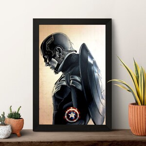 K&ouml;nnte beinhalten: Eine Schwarzwei&szlig;illustration von Captain America in einer Superheldenpose. Er tr&auml;gt einen blauen und roten Anzug mit einem Stern auf der Brust. Er h&auml;lt einen Schild in seiner rechten Hand. Die Illustration ist in einem schwarzen Rahmen gerahmt.