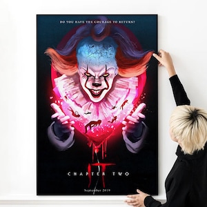 以下が含まれることがあります： 「IT／イット THE END “それ”が見えたら、終わり。」の映画ポスター。赤い風船を持った不気味なピエロが描かれており、「あなたは戻ってくる勇気があるか？」と「2019年9月」の文字が書かれている。