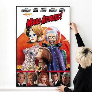 以下が含まれることがあります： 映画「火星人襲来！」のポスター。ジャック・ニコルソン、グレン・クローズ、アネット・ベニング、ピアース・ブロスナン、ダニー・デヴィートが出演。ポスターは赤とオレンジの背景に、宇宙船に乗った火星人の大きな画像が描かれている。