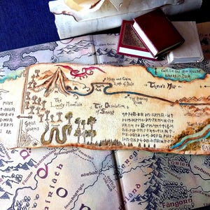 Ancienne carte d'Erebor par pyrogravure sur bois. Dessin sur bois brûlé. Dragons et art fantastique. Fait main.