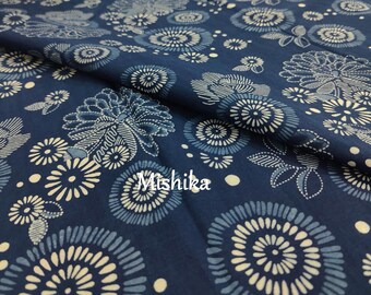 Peut inclure: Tissu en coton bleu avec un motif floral blanc et bleu. Le tissu présente un motif répétitif de fleurs stylisées et de cercles.