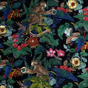 Könnte beinhalten: Ein Stoffmuster mit einer dichten Dschungelszene mit Affen, Blumen und Blättern. Das Design umfasst braune Affen, rote, gelbe und weiße Blumen sowie üppige grüne und blaue Blätter vor einem schwarzen Hintergrund. Das Muster wiederholt sich.