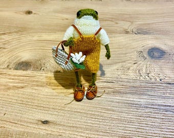 Knitted Frog Plush, Posable Amigurumi Doll (4in)
