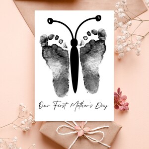 Nuestra primera tarjeta del Día de la Madre del bebé, Tarjeta de huella del recién nacido DIY para la nueva madre, Actividad del Día de la Madre, Tarjeta minimalista, Descarga instantánea