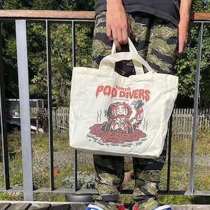 Tote Bag aus Baumwolle - Tokyo Poo Divers | Lustige Einkaufstasche mit Innentasche & Magnetverschluss | Witziges Cartoon Design