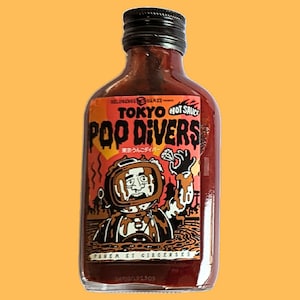 Tokyo Poo Divers Hot Sauce – Carolina Reaper Chili Sauce (65,000 SHU), Vegan, Handmade in Berlin, Gift Set with Keychain