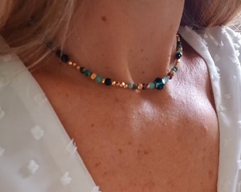 Collier de Pierres naturelles avec Turquoise d'Afrique, Amazonite, Apatites, collier porté au creux du cou, tendance bohème chic.