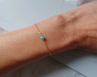 Bracelet fin en acier doré avec pierre en Apatite ou Lapis-Lazulli, bracelet femme tendance chic et minimaliste.