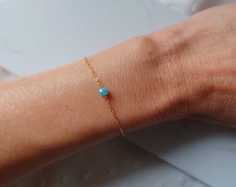 Thin gold-plated steel bracelet with an Apatite or Lapis-Lazulli stone, a trendy, chic and minimalist women's bracelet.