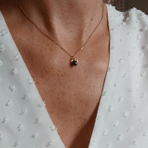 Women&#39;s gold-plated necklace, fine stainless steel chain with hammered medallion pendant and navy blue cultured pearl, waterproof jewelry.