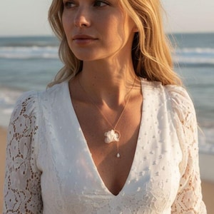 Bridal necklace with pure white hydrangeas, timeless white flower necklace, fine gold chain with mother-of-pearl drop, boho jewelry.