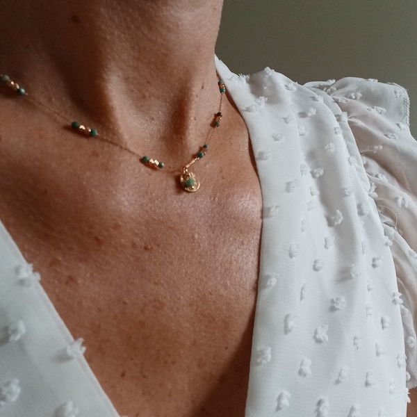 Collier en perles fines de turquoises d'Afrique, ras du cou en acier doré inoxydable avec pendentif turquoise et médaillon martelé.