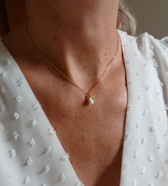 Collier fin en acier doré inoxydable avec médaillon martelé et