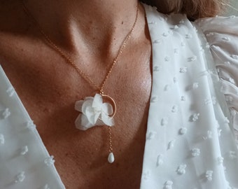 Collier de mariée avec Hortensias blanc pur, collier à fleurs blanches intemporelles, chaîne fine dorée avec goutte en nacre, bijou bohème.