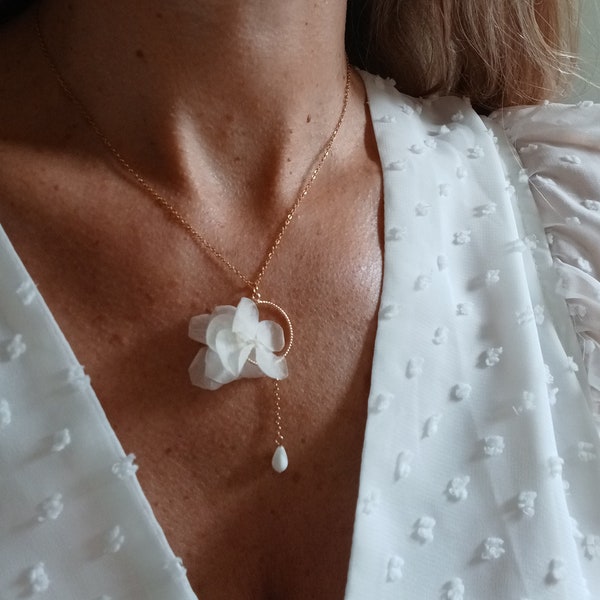 Collier de mariée avec Hortensias blanc pur, collier à fleurs blanches intemporelles, chaîne fine dorée avec goutte en nacre, bijou bohème.