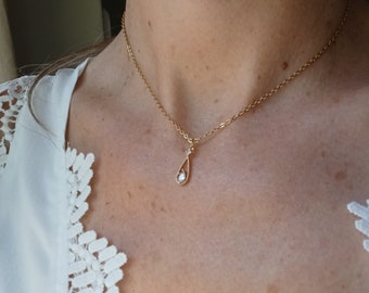 Collier femme ras du cou avec pendentif en zircon- à superposer avec d'autres collier- esprit minimaliste.