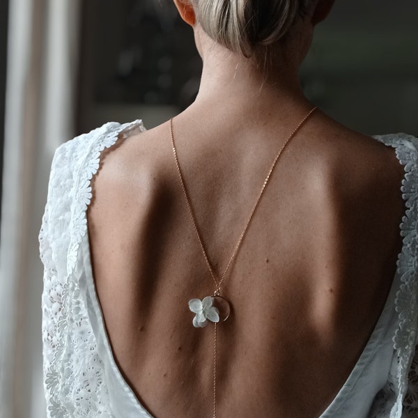 Collier de dos nu pour la mariée, chaîne dorée en acier inoxydable avec fleur d'Hortensias blanc pur, bijou femme bohème et chic.