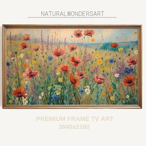 Könnte beinhalten: Ein gerahmtes Gemälde, das ein Feld mit Wildblumen zeigt, darunter rote Mohnblumen, in einer üppigen grünen Wiese. Das Gemälde hat eine weiche, verträumte Atmosphäre und ist perfekt, um jedem Raum einen Hauch von Natur zu verleihen.