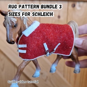 Op de afbeelding: Een speelgoedpaard met een rode deken met witte rand en zilveren sluitingen. De tekst "RUG PATTERN BUNDLE 3 SIZES FOR SCHLEICH" staat bovenaan. De tekst "Guide+ video tutorial" staat onderaan.