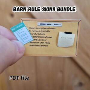Op de afbeelding: Een bundel stalregels, waaronder een klein bordje dat door een hand wordt vastgehouden. De borden hebben tekst die luidt 'Barn Rules' en 'Stable Safety Rules'. De tekst bevat regels als 'Sluit altijd poorten en deuren' en 'Helmen tijdens het rijden'. De woorden 'PDF-bestand' zijn ook zichtbaar.