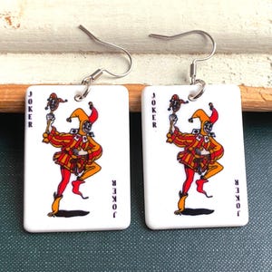 Brincos de cartas de baralho Joker com aço inoxidável, joias Joker, brincos de declaração, brincos de cassino, pingente de acrílico