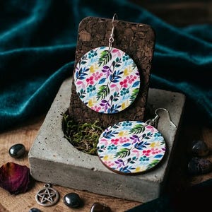 Op de afbeelding: Een set van drie keramische mokken met een gespikkelde, matte afwerking. De mokken zijn in tinten crème, lichtgrijs en donkergrijs. Elke mok heeft een eenvoudig, minimalistisch ontwerp, perfect voor koffie of thee.