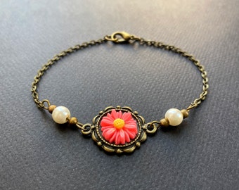 Pearl bracelet with a hot pink daisy pendant, floral bracelet, nature jewelry, gifts for her, romantic jewelry, woodland bracelet