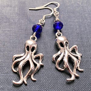 Oktopus Ohrringe mit Edelstahl Haken und Glasperlen, Oktopus Anhänger, nautischen Schmuck, Meer Ohrringe, Strand Schmuck, Geschenk unter 20