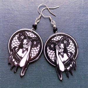 Orecchini a forma di strega in acrilico: orecchini in acciaio inossidabile